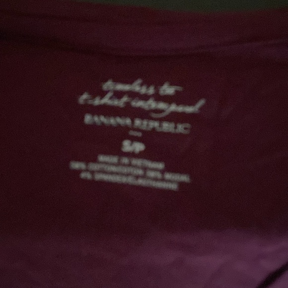 Burgundy v neck T shirt 👚 - Picture 2 of 3